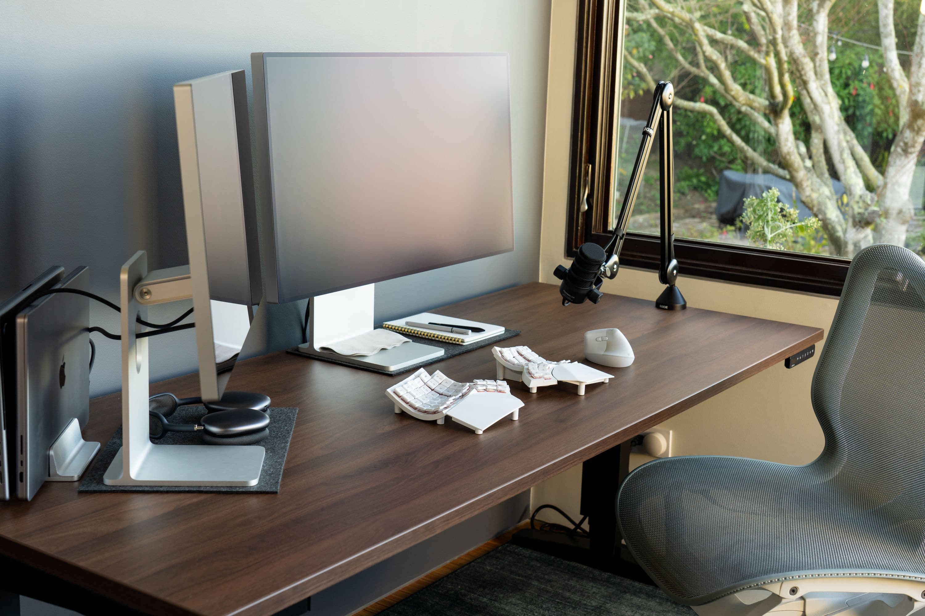 Uplift V2 Standing Desk with Apple Studio Display and nano-texture Pro Display XDR