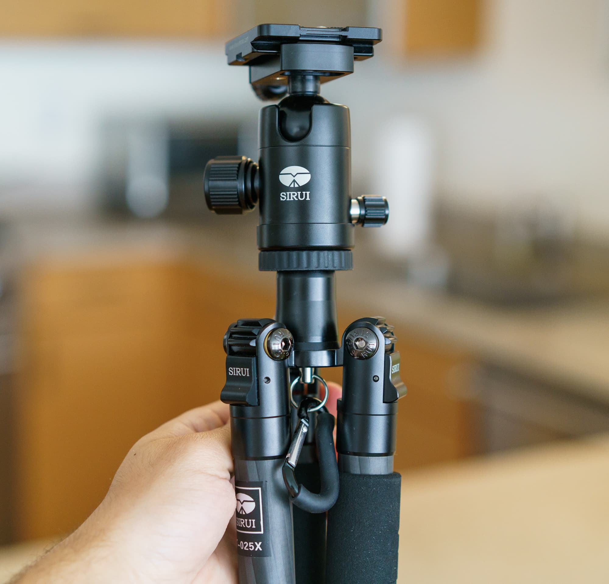 Sirui T-025x carbon fiber tripod